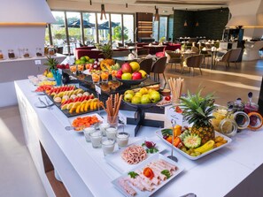 Daily buffet breakfast (MGA 95000 per person)