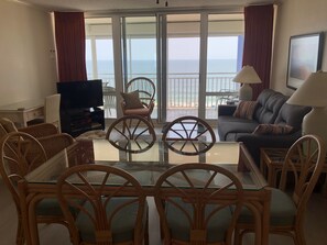 Älytelevisio, videopelejä, DVD-soitin, pöytätennispöytä