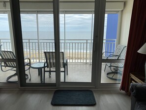 Älytelevisio, videopelejä, DVD-soitin, pöytätennispöytä