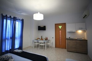 Deluxe Triple Room | Hypo-allergenic bedding, down duvets, in-room safe, blackout curtains - Villa Rosa Pompei Studios (Scafati)