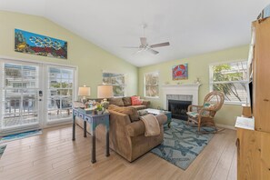 Älytelevisio, takka, leluja, kirjoja