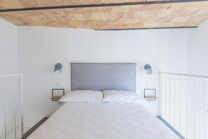 2 quartos, escrivaninha, ferros/tábuas de passar roupa, berço de viagem