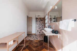 Suite monolocale Tradizionale | Bagno | Doccia, asciugamani