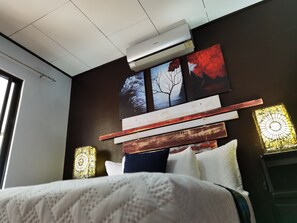 خزنة داخل الغرفة وبديكورات فريدة لكل غرفة وطراز فريد لكل وحدة ومكتب