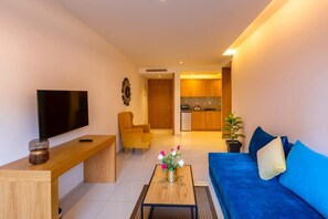 Deluxe Studio, Kitchen | Living area | Flat-screen TV - AppartHotel Atrani (Marrakech)