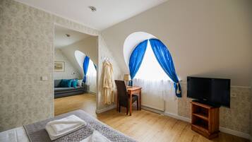 Deluxe Room | 1 bedroom, individually furnished, blackout drapes, iron/ironing board