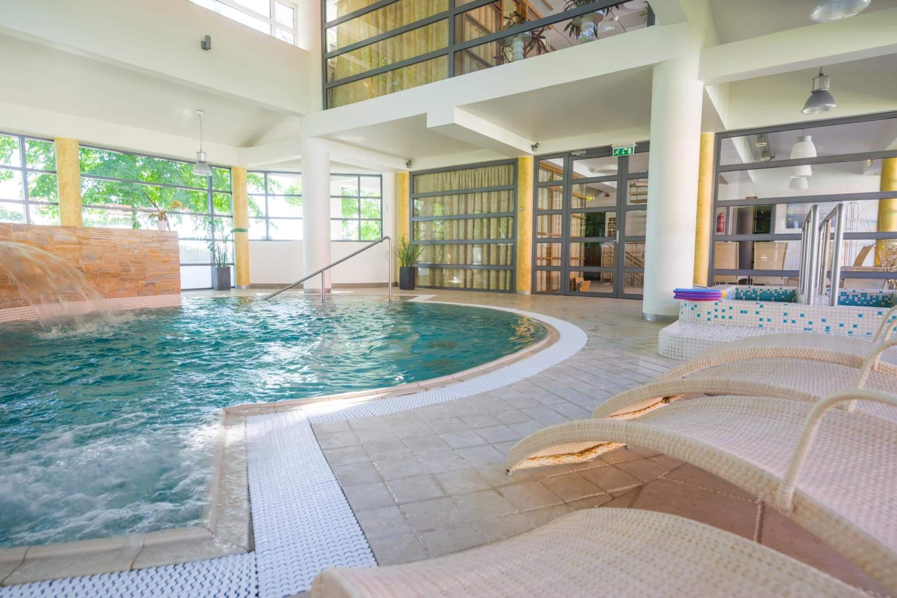 실내 수영장, 15:00 ~ 22:00 오픈, 일광욕 의자