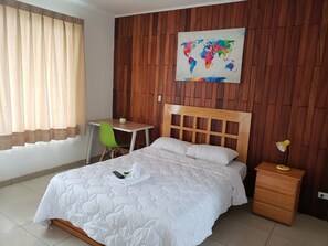 베이직룸 | 고급 침구, 책상, 무료 WiFi