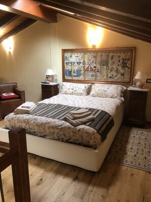 Triple Room, Private Bathroom | Individually decorated, individually furnished, desk, free WiFi - Affittacamere Is Coronas (Isili)