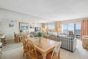 Interior - DAILY ACTIVITIES & LINENS INCLUDED*!  PLAZA - 2BR/den - Indoor/outdoor Pools & Tiki Bar! (Ocean City)