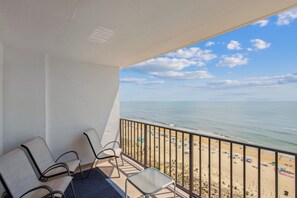 Property grounds - DAILY ACTIVITIES & LINENS INCLUDED*!  PLAZA - 2BR/den - Indoor/outdoor Pools & Tiki Bar! (Ocean City)