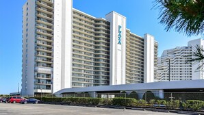 Un hôtel de grande hauteur doté de nombreux balcons, d’une enseigne bien visible indiquant « Palo Alto », et d’un espace de stationnement à l’avant.