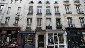 Un immeuble à plusieurs étages, doté d’une rangée de fenêtres et de balcons.