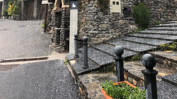 A stone building with a staircase leading up to a door marked "Santo Ser. de Lurdes." - Charming house in a quiet and rural environment HUT3 005/004 (Llorts)