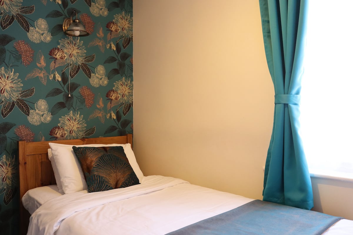 Single Room, Private Bathroom