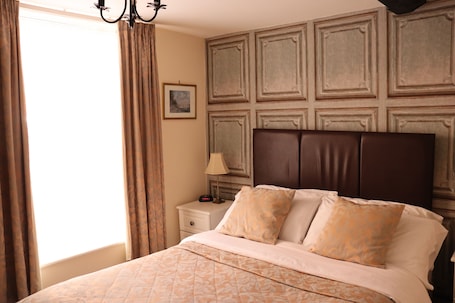 Double Room, Private Bathroom | In-room safe, blackout drapes, soundproofing, iron/ironing board