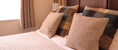 Habitación doble, baño privado | Caja de seguridad en la habitación, cortinas blackout y insonorización