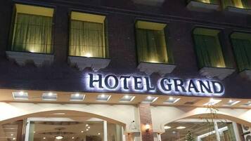 Vista frontal de la propiedad por la tarde o noche