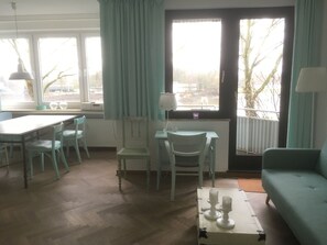 Apartment, 2 Schlafzimmer (Weserblick) | Wohnbereich | 80-cm-Flachbildfernseher mit Kabelempfang, Fernseher, DVD-Player