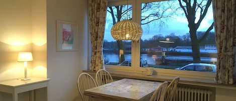 Apartment, 2 Schlafzimmer (Weserblick) | Essbereich im Zimmer