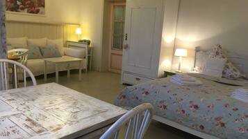 Apartamento, 2 quartos (Weserblick) | Área de estar | TV de tela plana 80 cm com canais a cabo, TV, DVD player