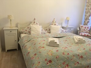 Apartment, 2 Schlafzimmer (Weserblick) | Allergikerbettwaren, individuell eingerichtet, Schreibtisch