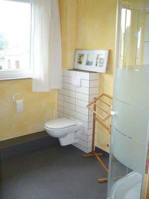 Shower, towels, toilet paper - nice apartment with roof terrace for 2 persons (Glowe)