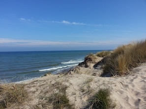 A beach with sand dunes and the ocean. - nice apartment with roof terrace for 2 persons (Glowe)