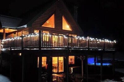 Black Bear Cabin-Hot tub, Pet friendly, Riverfront
