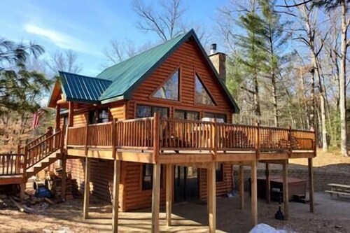 Kaunis hirsitalo Baldwin-joella