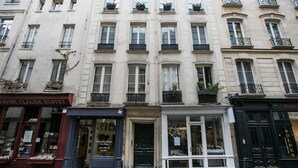 Un immeuble à plusieurs étages, doté d’une rangée de fenêtres et de balcons.