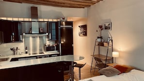 Réfrigérateur, micro-ondes, four, plaque de cuisson