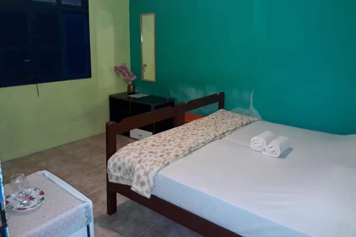 Family Room | Iron/ironing board, free WiFi, bed sheets