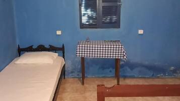 Quarto triplo | Ferros/tábuas de passar roupa, Wi-Fi de cortesia, roupa de cama