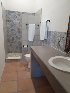Douche, sèche-cheveux, serviettes fournies, savon