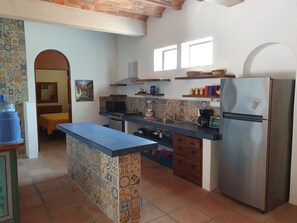 Geladeira, micro-ondas, fogão, cooktop