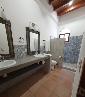 Chuveiro, secador de cabelo, toalhas de banho, sabonete