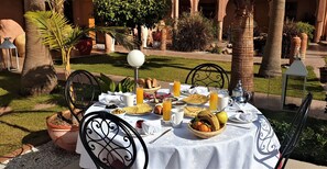 Free daily local cuisine breakfast - Villa Jenny Lynn Marrakech (Tameslouht)
