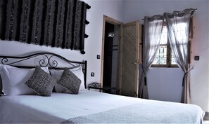 Double Room (Casablanca) | Laptop workspace, iron/ironing board, travel crib, free WiFi - Villa Jenny Lynn Marrakech (Tameslouht)