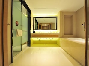 Deluxe Suite | Bathroom