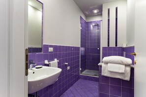 Shower, rainfall showerhead, free toiletries, hair dryer - Live Florence Guesthouse (Florence)