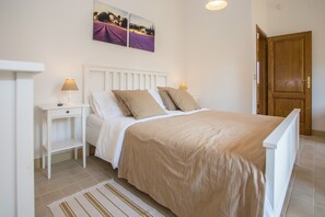 2 chambres, coffres-forts dans les chambres, fer et planche à repasser