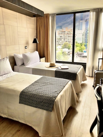 Caja de seguridad en la habitación y escritorio