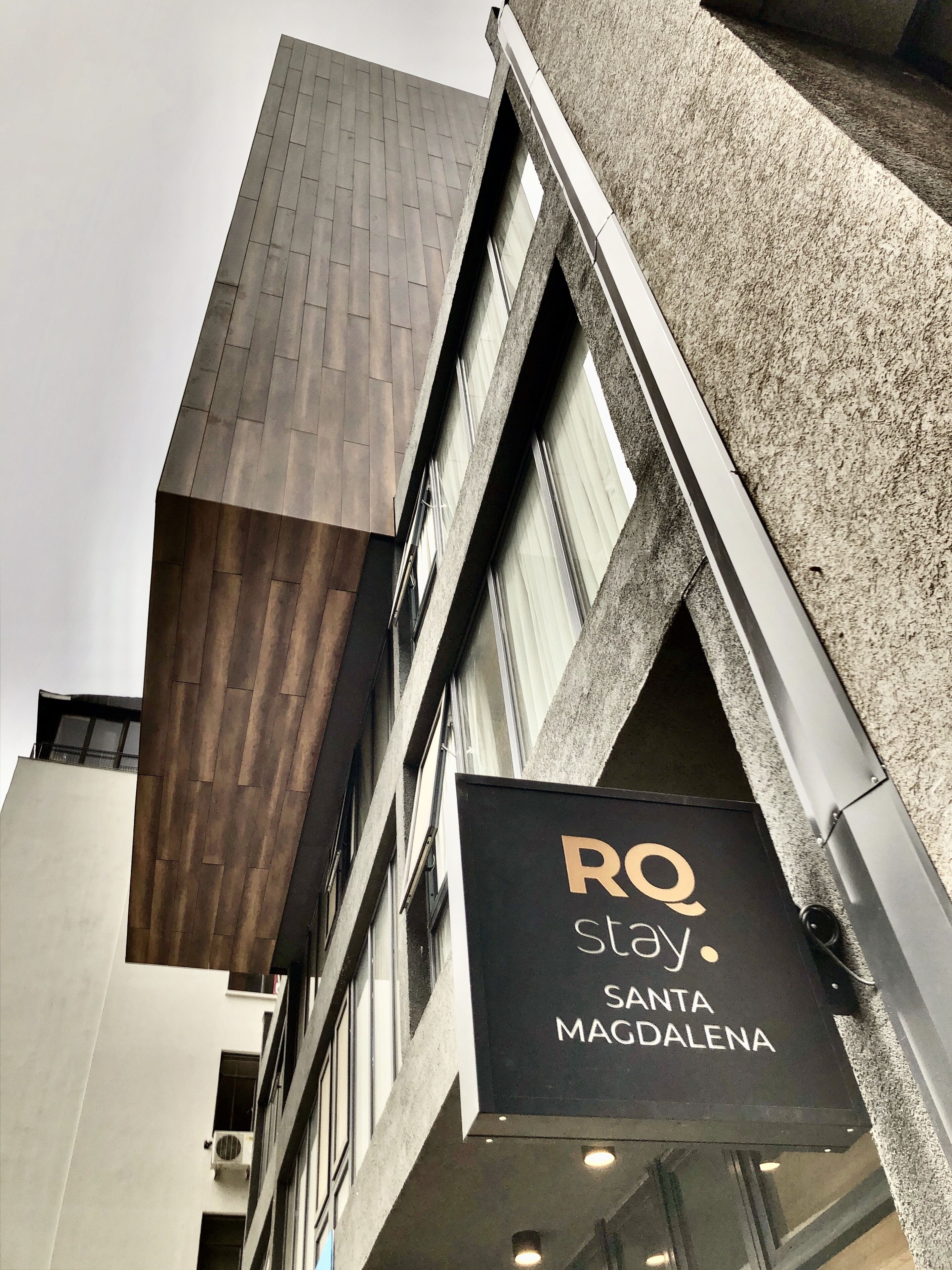 A building with a sign that reads "RQ Stay Santa Magdalena."