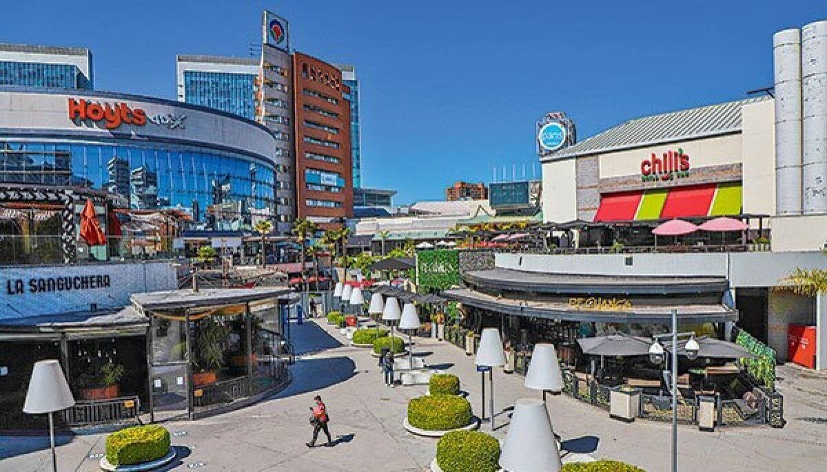 Uma área comercial com diversas lojas, incluindo um hotel, um restaurante e um casino.