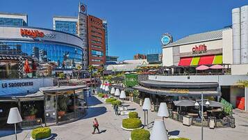 Uma área comercial com diversas lojas, incluindo um hotel, um restaurante e um casino.