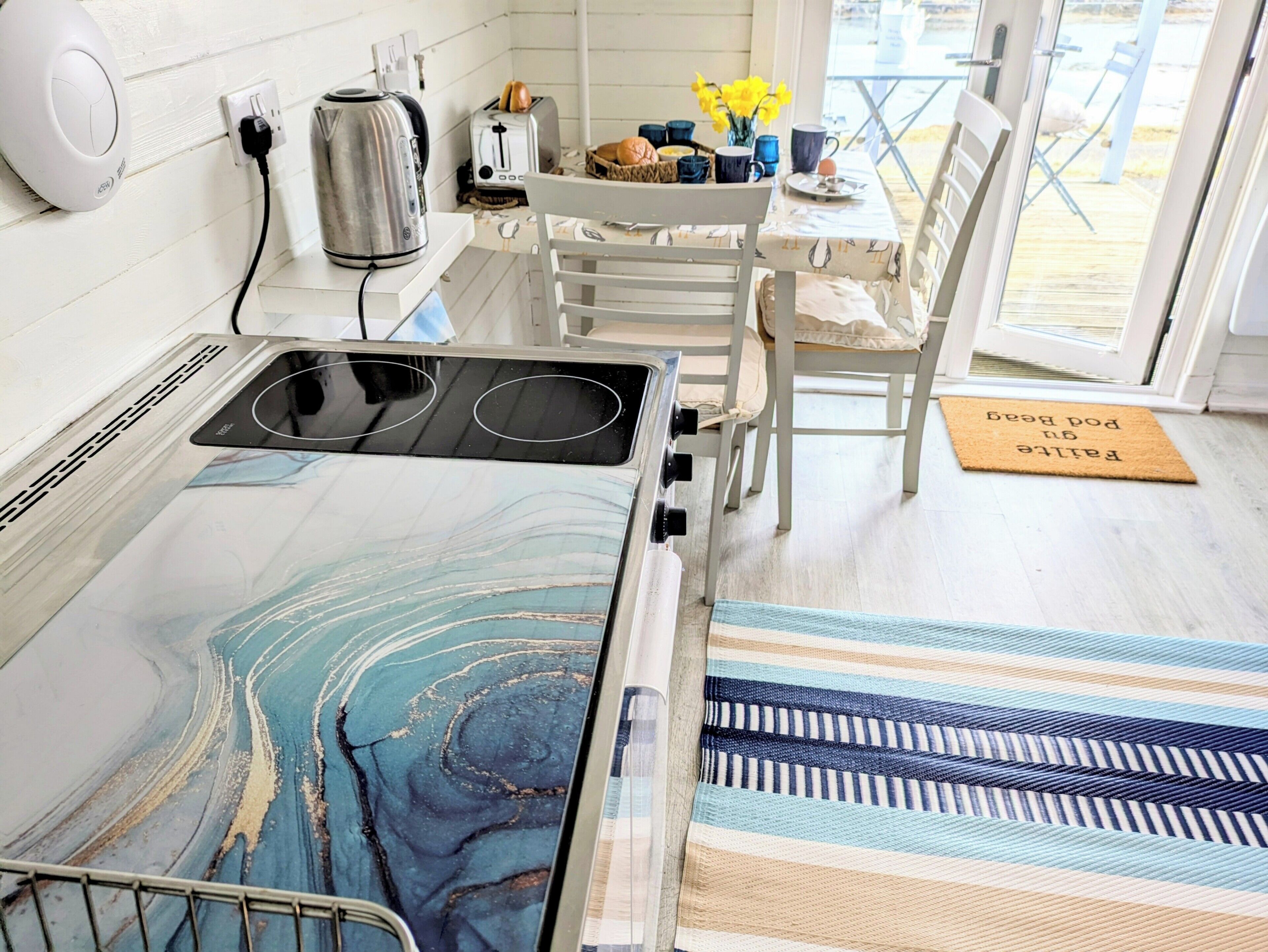 Chalet | Privékeuken | Een koelkast, een microgolfoven, een kookplaat, een waterkoker