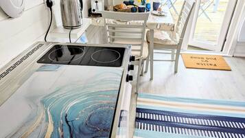 Chalet | Privékeuken | Een koelkast, een microgolfoven, een kookplaat, een waterkoker