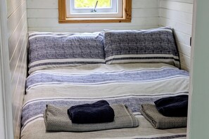 1 bedroom, WiFi (free), bed sheets - Pod Beag Beside the Sea, Isle of Eriskay (Eriskay)