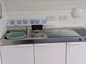 Fridge, microwave, stovetop, electric kettle - Pod Beag Beside the Sea, Isle of Eriskay (Eriskay)